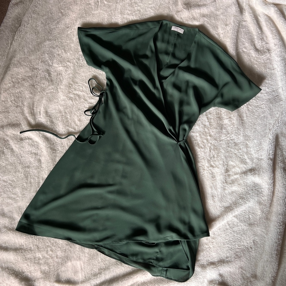 Aritzia - Babaton- Wallace Wrap Dress size M